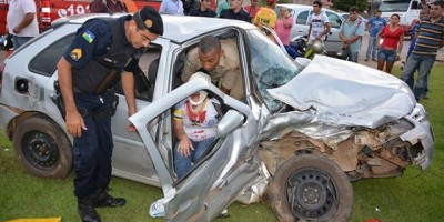 Ji-Paraná - Acidente entre caminhonete Hilux e Gol deixa mãe e duas filhas feridas