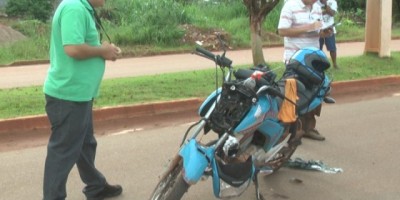 Rolim de Moura –  Mototaxista fica gravemente ferido após colidir na traseira de carro que saia de residencia de marcha ré