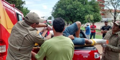 Rolim de Moura - Acidente de trânsito no centro da cidade deixa homem com fraturas na perna e clavícula