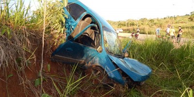 Alta Floresta - Grave acidente com veículo que se chocou em barranco na RO 383