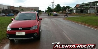 Rolim de Moura – Carro invade cruzamento e acaba colidindo com motocicleta