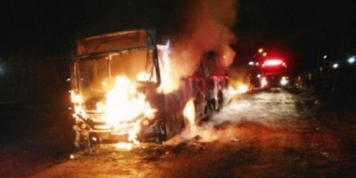 Porto Velho - Ônibus coletivo é incendiado em bairro da capital