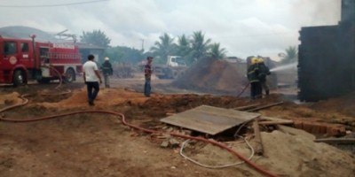 Ariquemes - Madeireira é parcialmente destruída por incêndio