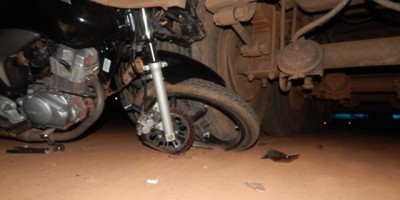 Guajará Mirim - Condutora fica inconsciente após grave acidente entre moto e caminhão