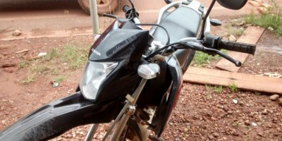 Rolim de Moura – Motociclista é fechada por outro veiculo e acaba sofrendo queda