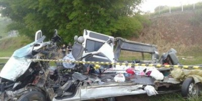 Brasil - Carreta passa por cima de van na BR-381 em Oliveira e sete morrem