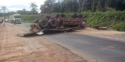 Ariquemes - Condutor perde o controle e tomba carreta carregada de soja na BR-364