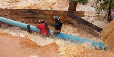 Espigão -  Homens são carregados por forte enxurrada e salvo por amigos