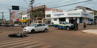 Rolim de Moura – Acidente de trânsito no centro da cidade envolvendo uma motocicleta e um carro