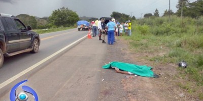 Ji-Paraná - Motociclista perde a vida ao se chocar contra carreta bi-trem na BR-364 entre Pres. Médici e Ji-Paraná