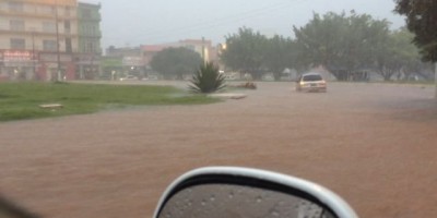 Rolim de Moura - Menos de uma hora de forte chuva, resulta em vários pontos de alagamento na cidade e Zona Rural
