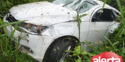 Ariquemes - Assaltantes capotam carro de vítima após roubo a residência