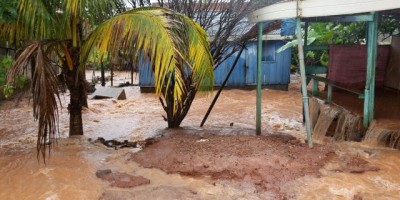 Rolim de Moura – Corpo de Bombeiros realiza resgate de uma mulher que ficou impossibilitada de sair de sua residência após a mesma ser alagada pelas fortes chuvas de hoje