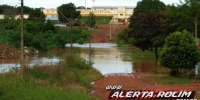 Rolim de Moura – Devido as fortes chuvas dos últimos dias o rio Anta Atirada transborda e causa enormes transtornos aos moradores do bairro Beira Rio