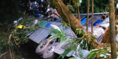 Santa Catarina - Ônibus de turismo cai em ribanceira e mata 49 no Norte de SC, diz PRE