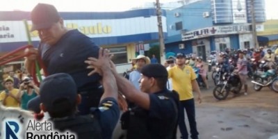 Ariquemes - PM derruba Ex-Senador e atual 1º Suplente de Deputado do cavalo para prendê-lo -- Vídeo