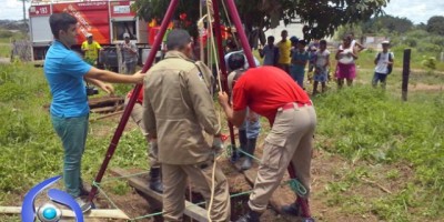 Ji-Paraná – Corpo de Bombeiros resgata animal que caiu dentro de poço de mais de 10 metros de profundidade