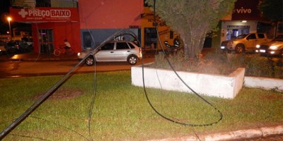 Alta Floresta - Carreta boiadeiro arrebenta e derruba fios de telefone na praça castelo branco