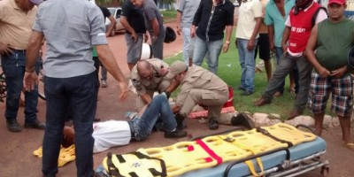Rolim de Moura – Após ser atingido por uma camionete Hilux, condutor de motocicleta fica gravemente ferido no centro da cidade