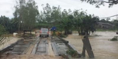 Buritis - Ambulância que realizava resgate de família desabrigada cai em rio