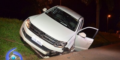 Cacoal – Mulher perde controle da direção, sai da pista, atravessa BR-364 e para em ribanceira