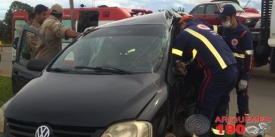 Ariquemes - Carreta colide com veículo no trevo da BR 364 com BR 421