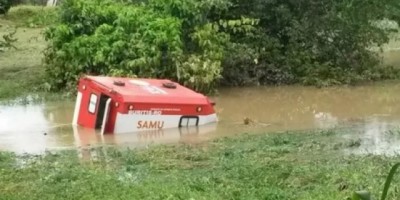 Buritis - Ambulância do SAMU que caiu no rio durante enchente é resgatada