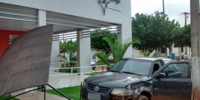 Rolim de Moura – Colisão entre dois veículos de passeio no centro da cidade deixa uma criança levemente ferida