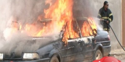 Ariquemes - Usuários de drogas colocam fogo em carro próximo a rodoviária