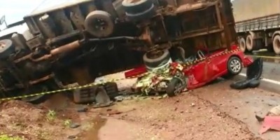 Brasil - Caminhão cai em cima de carro na BR-163 em MT e mata cinco pessoas