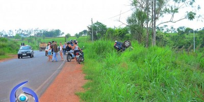 Cacoal – Caminhonete com 06 ocupantes capota às margens da RO-383