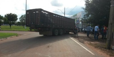Rolim de Moura – Acidente de trânsito envolvendo uma motocicleta e um caminhão boiadeiro deixa motociclista gravemente ferido