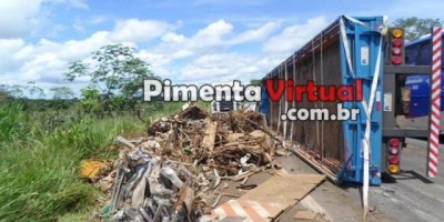 Pimenta Bueno - Carreta carregada de sucata tomba na BR-364 após motorista tentar ultrapassagem