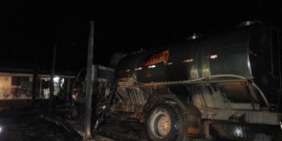 Santa Luzia – Barracão e caminhão leiteiro são consumidos pelas chamas durante um incêndio na madrugada desta quarta-feira