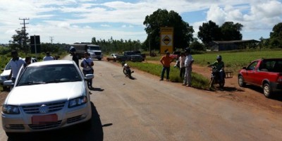 Rolim de Moura – Motociclista fica ferido após colidir na traseira de um Taxi na RO-010, saída para Novo Horizonte