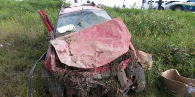 Rolim de Moura - Veículo em alta velocidade sai da pista, capotando várias vezes na RO-010