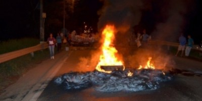 Jaru - Liga dos Camponeses novamente bloqueiam ponte do Rio Jaru