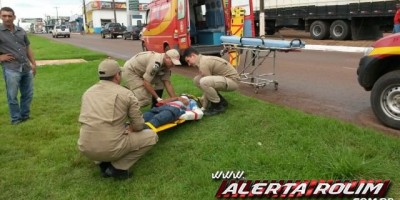 Rolim de Moura - Motociclista avança sinal vermelho do semáfaro, pula quebra-molas, acaba caindo e sofre fratura no braço esquerdo