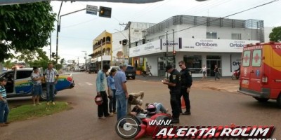 Rolim de Moura - Colisão entre camionete e motoneta no semáforo da Rua Rio Madeira, deixa motociclista ferida