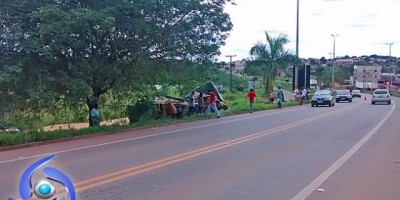 Cacoal - Carreta cai em ribanceira na BR-364