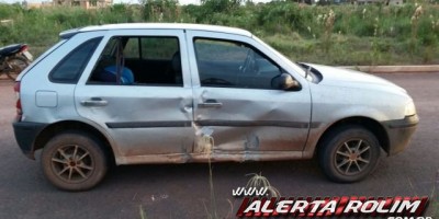 Rolim de Moura – Forte colisão entre veiculo de passeio e uma motocicleta no loteamento Jequitibá deixa uma pessoa gravemente ferida
