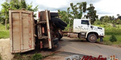 ALTA FLORESTA - CAMINHÃO  TOMBA NA RO 383 KM 05, POR SORTE NÃO HOUVE FERIDOS