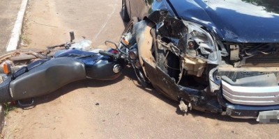 Rolim de Moura –  Carro avança via preferencial e se choca contra motociclista no centro da cidade 