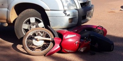 Rolim de Moura –  Caminhonete avança via preferencial e se choca contra moto no centro da cidade