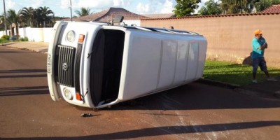 Rolim de Moura –  Kombi acaba tombando após se envolver em acidente de trânsito com viatura da PM
