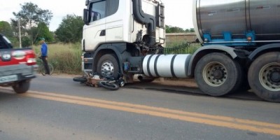 Caminhão bi trem passa por cima de motociclista na BR-364