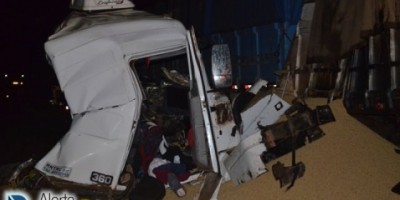 Acidente entre duas carretas na BR 364 deixa três mortos