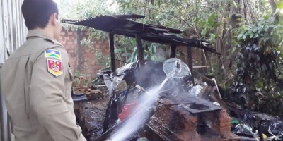Rolim de Moura –  Bombeiros atuam em princípio de incêndio em residência no bairro Olímpico 