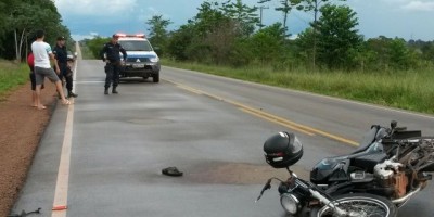 Rolim de Moura -  Colisão entre carro e moto na RO-479 deixa uma pessoa ferida 