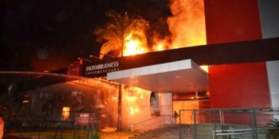 Vilhena - Incêndio consome park shopping -Vídeo